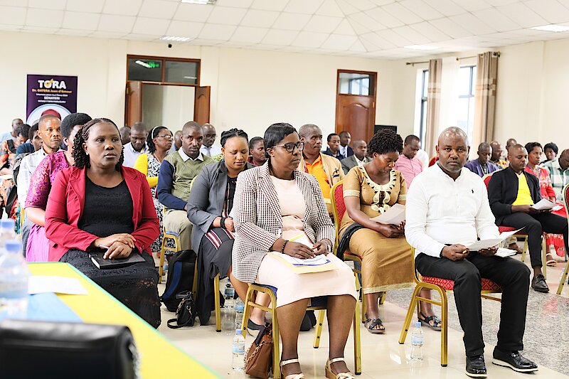 Abagize Inteko Itora y'Akarere ka Gakenke bari bateze amatwi imigabo n'imigambi y'abasenateri