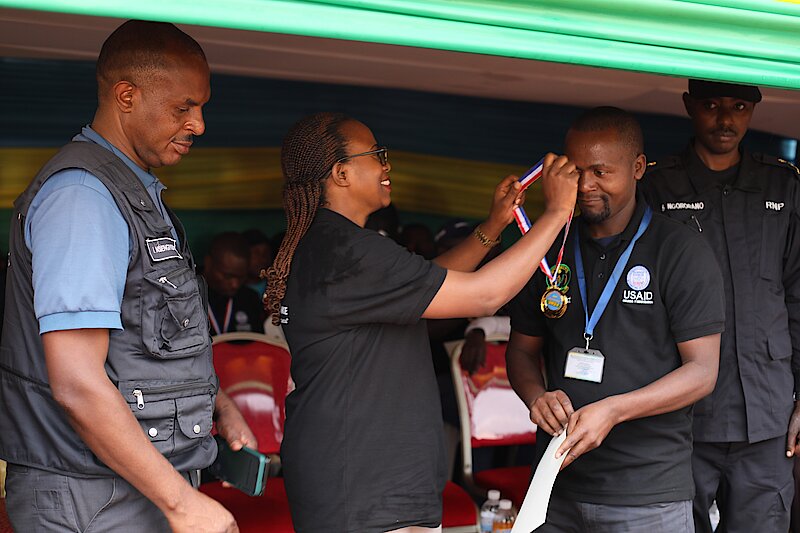 Umuyobozi w'Akarere ka Gakenke, Mukandayisenga ashimira umukozi w'Ibitaro bya Nemba byari byitabiriye imurikabikorwa